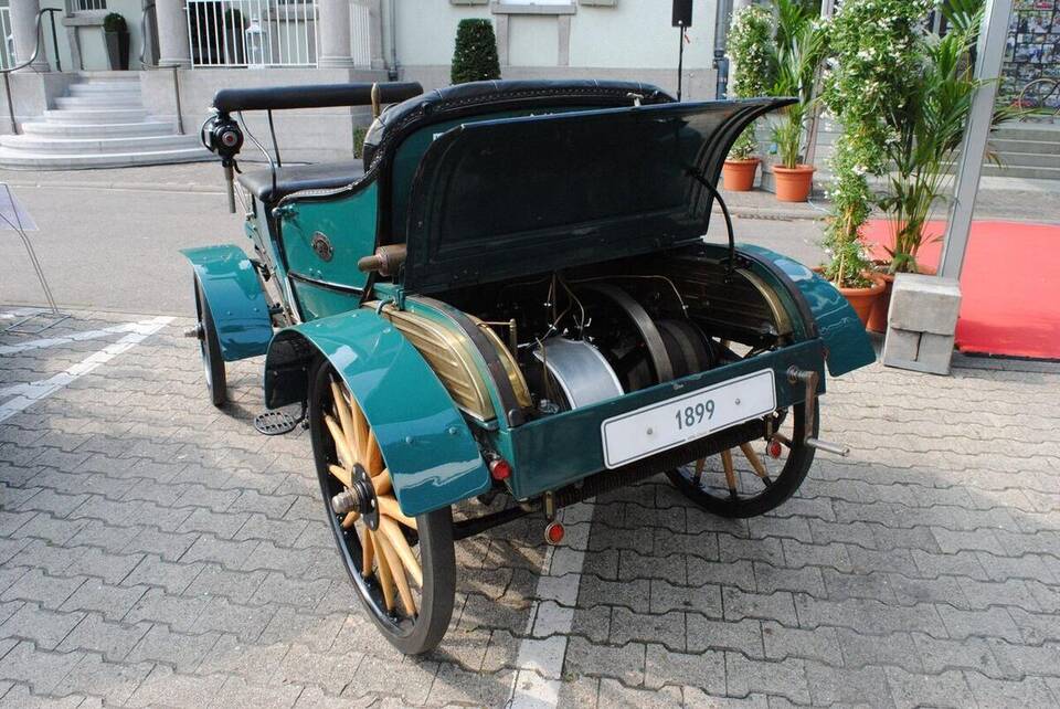 Commons identifies the displayed vehicle as an Opel Patentmotorwagen System Lutzmann. It represents the exact model family; restoration state and the first 1,545 cc spring-1899 specification are not inferred.