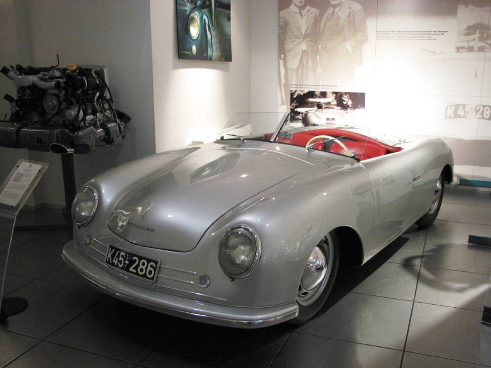 Commons identifies the 1948 Porsche 356 No. 1 Roadster in the Porsche Museum. The image shows its preserved/restored museum presentation, not necessarily every detail as first completed in Gmund.