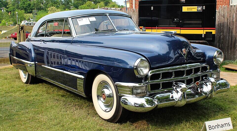 Commons identifies a 1949 Cadillac Series 62 Coupe DeVille. The two-door hardtop body matches the profile; mechanical specification is not visible.