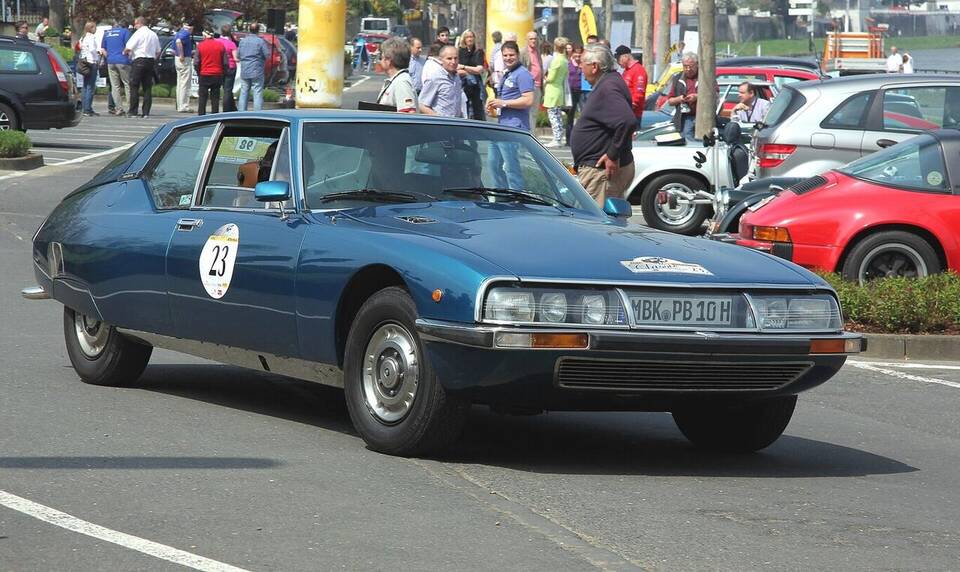 Exact Citroën SM model but a 1973 car, not the 1970 French launch specification; carburetion, 2.7-liter displacement, gearbox and market cannot be confirmed from the image.