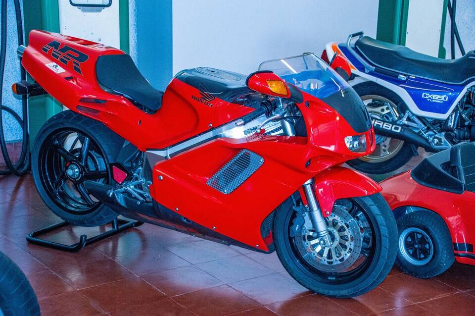 Commons identifies a Honda NR750 (RC40), matching the production motorcycle profile. The photograph does not independently prove its market or build date.