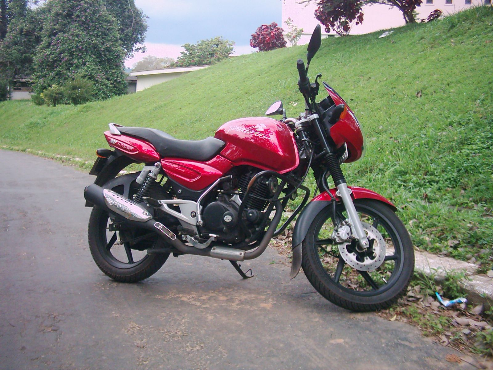 Period 2002 photograph of a first-series round-headlamp Pulsar 180, representing the late-2001 launch specification.