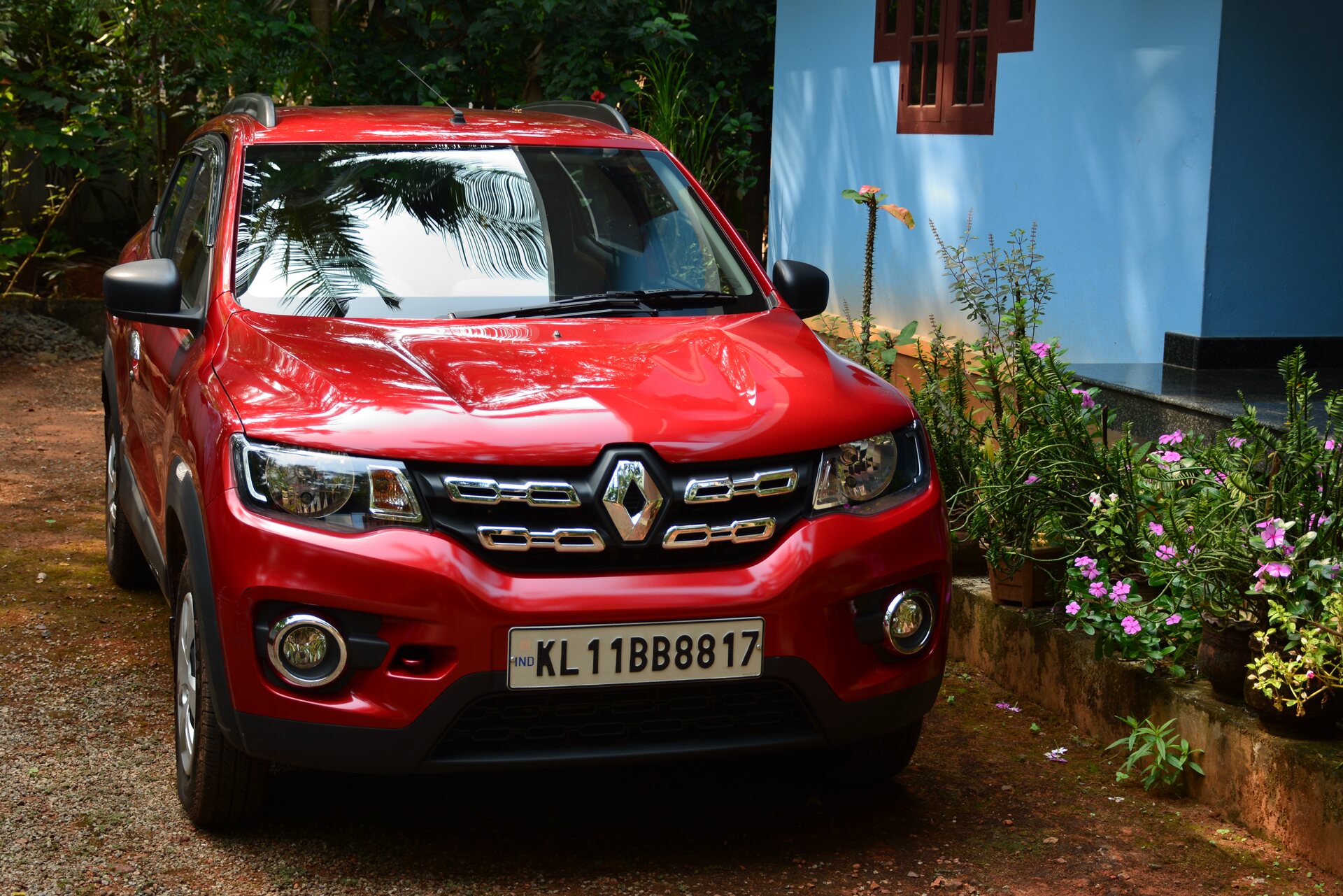 Indian pre-facelift Kwid documented as 2016 RXT(O); same original body but one year later and a materially higher trim than the 2015 RxE 0.8 profile. Engine displacement is not proved by the photo.