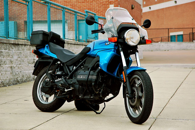 Representative 1993 BMW K 75 basic model, later than the 1986 profile, shown with a windscreen and rear luggage box. The source original is 640 × 426 pixels.