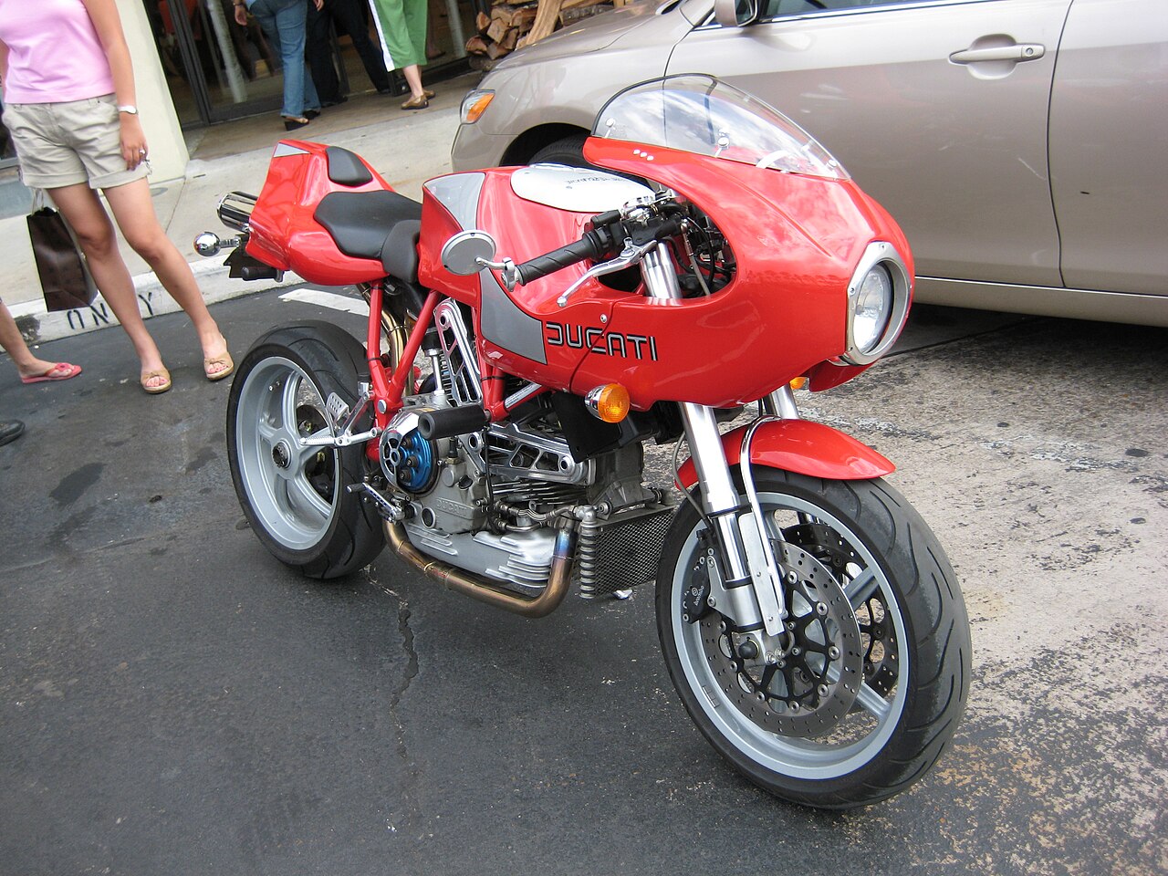 Representative Ducati MH900e photographed in 2007. Exact 2001–2002 specimen year and original market are unverified; visible clutch and other fittings may be modified.