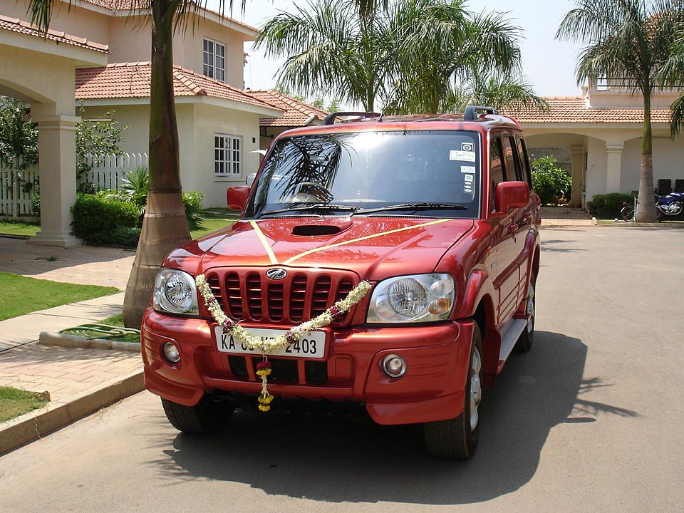 Representative first-generation Scorpio photographed in Bangalore in April 2006; visible facelift details differ from the 2005 CRDe.