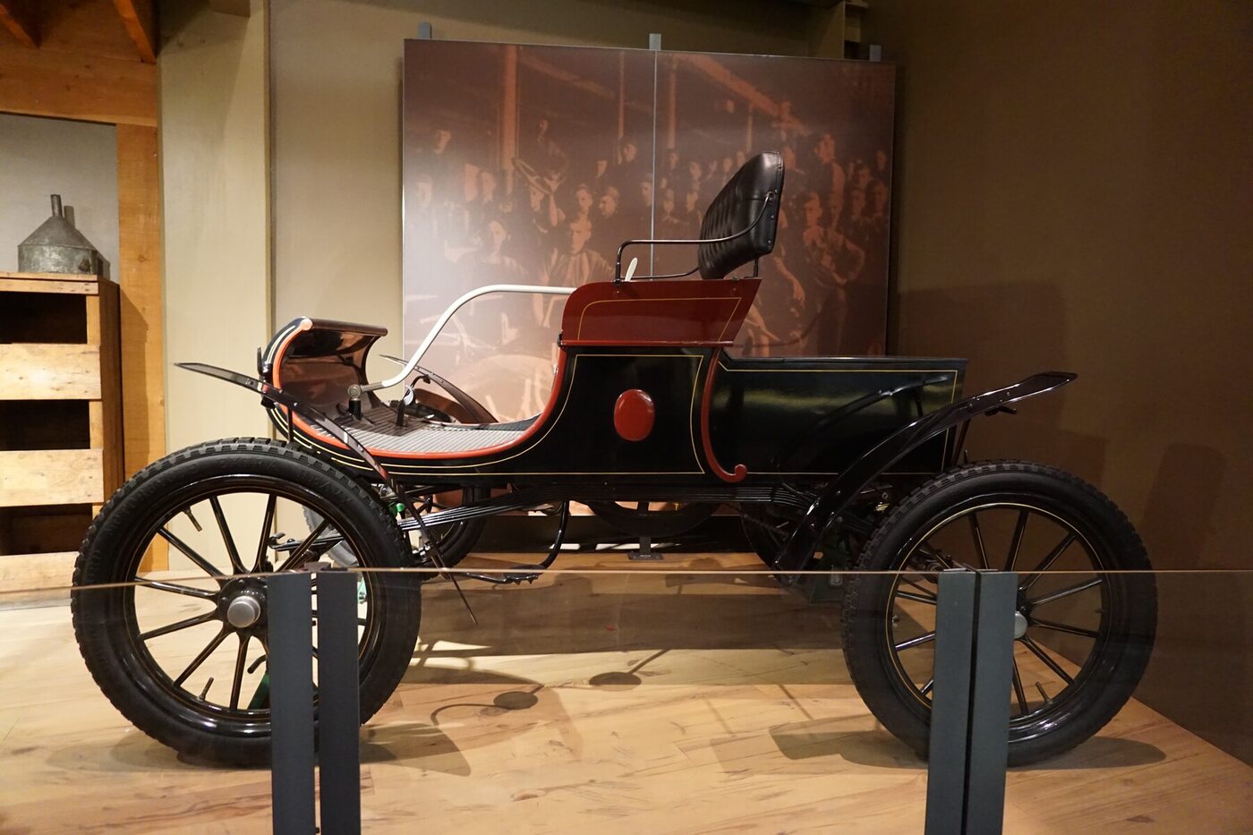 The Commons record and museum display identify the car as a 1901 Olds Curved Dash; the profile further specifies the first-year Model R.