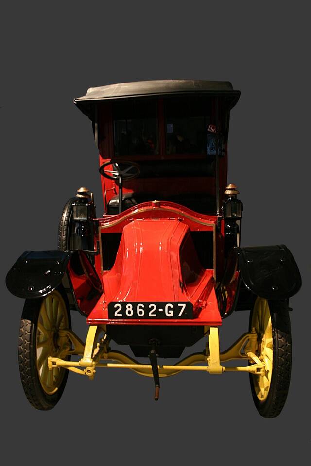Exact Renault Type AG-1 museum survivor; this image does not imply that every Type AG1 participated in the 1914 convoy.